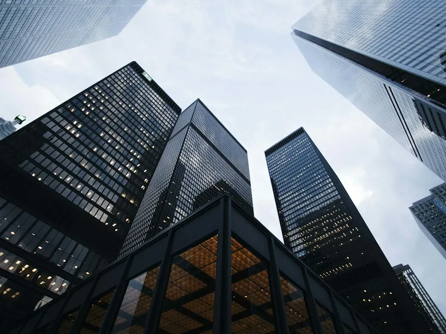 Edifícios corporativos, ilustrando a abertura de empresa no Paraguai